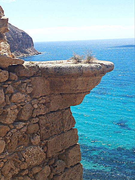 Archivo:Castillo de S Pedro, las Negras, Níjar, Almería, Región de Granada Histórica, España. Base de la garita añadida a la batería del siglo XVIII. Reino de Granada III..jpg