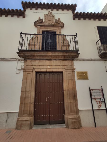 Archivo:Bailén, Jaén, España. Casa señorial del siglo XVIII después usada como colegio del Sagrado Corazón..jpg