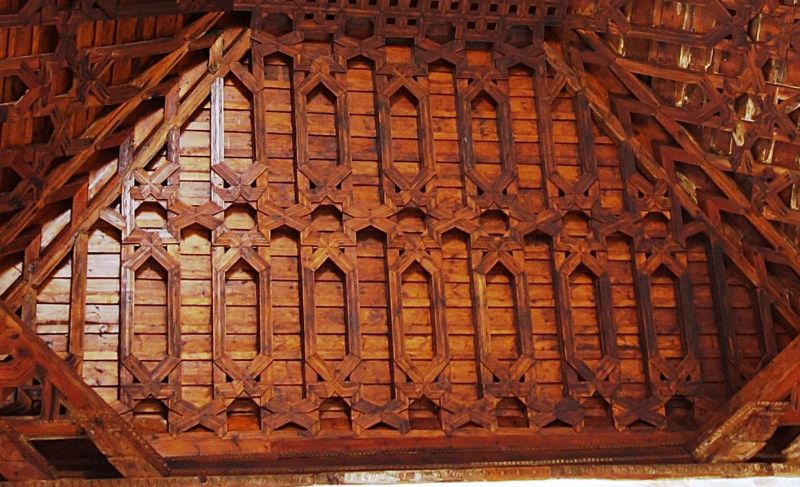 Archivo:Almócita, Alpujarra, Almería, Región de Granada. Iglesia parroquial, obra del Reino de Granada III. Armadura de la capilla mayor. Uno de los cuatro faldones inclinados con sus vigas llamadas pares..jpg