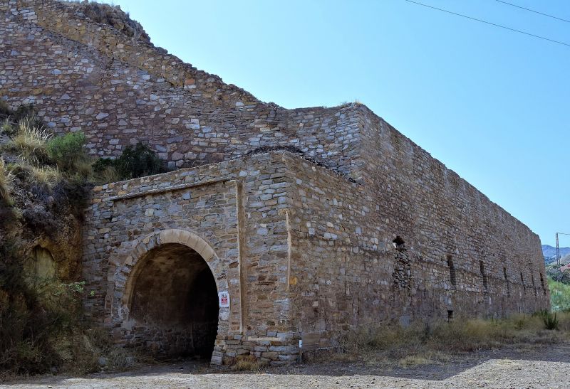 Archivo:Bédar, Almería, Región Histórica de Granada, España. "Cargadero de mineral Tres Amigos" construido durante el periodo de la Región de Granada. Con la galería interna para la carga del tren..jpg