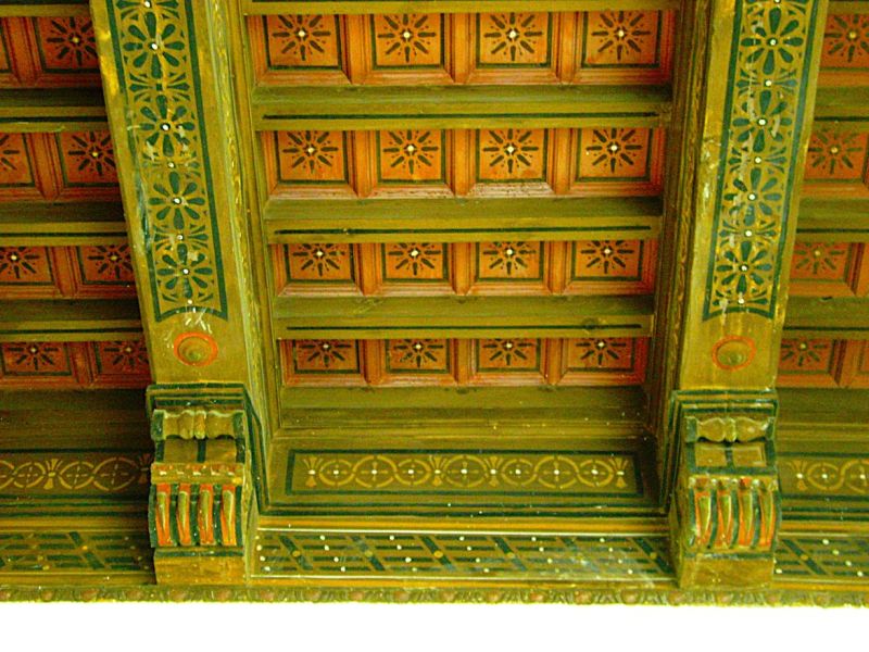 Archivo:Ayuntamiento de Motril, Granada, Región Histórica de Granada, España. Uno de los ricos alfarjes de la planta baja..jpg