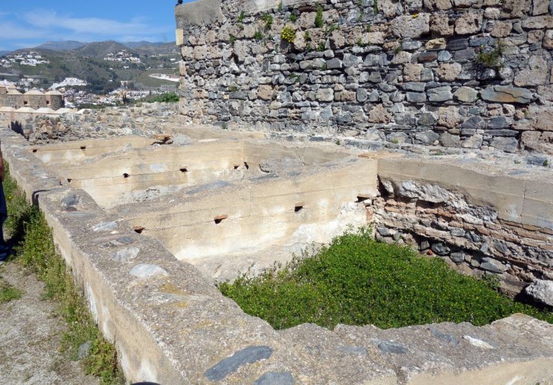 Archivo:Castillo de Almuñécar, Granada, Región Histórica de Granada, España. Restos de las habitaciones para la tropa en el patio de armas..jpg