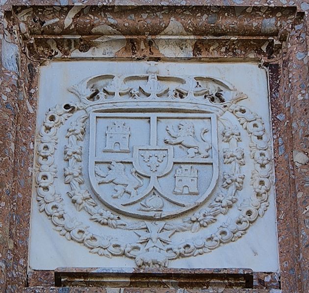 Archivo:Escudo de España existente en la fachada norte, donde se representan los reinos principales- León, Castilla, Granada y en el centro el escudo de la familia de los Borbones..jpg