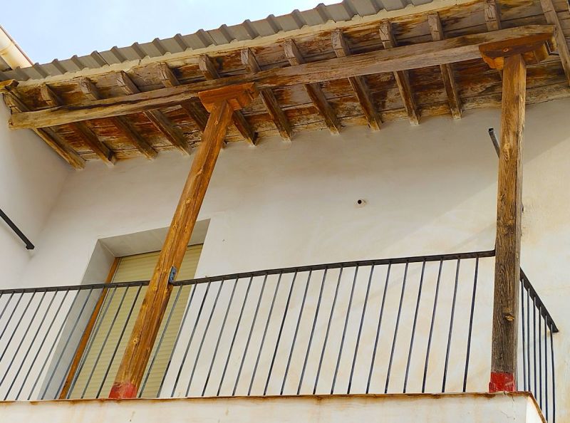 Archivo:Ferreira, Región de Granada Histórica. Otro balcón tradicional, pero con mezcla de elementos modernos..jpg