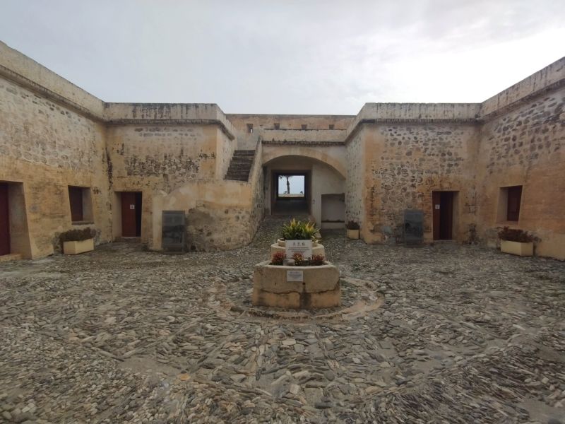 Archivo:Castillo-batería de la Herradura, obra del Reino de Granada III, s.XVIII. Vista del patio de los cuarteles desde el lado norte, quedando a nuestra espalda el interior del Reino..jpg