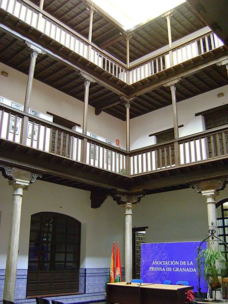 Archivo:Palacio de los Salazar, ciudad de Granada, obra de inicios del siglo XVI, Reino de Granada III. Patio interior de tres cuerpos..jpg