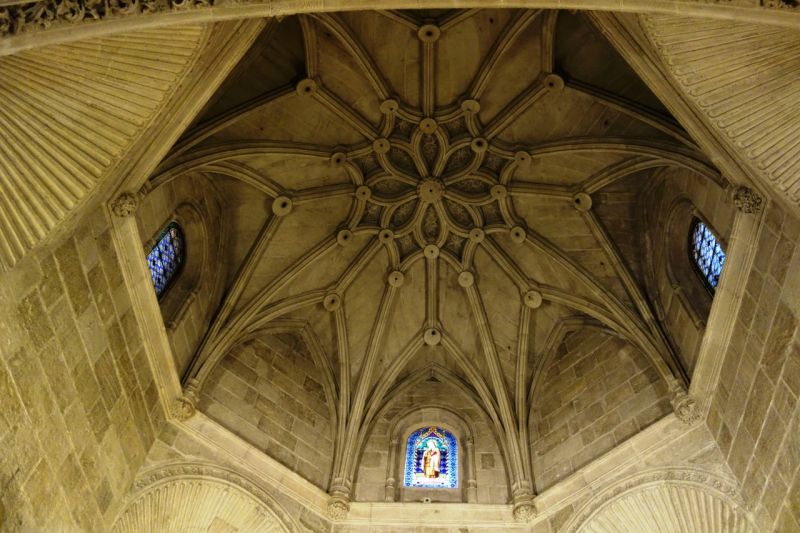 Archivo:Catedral de Almería, capilla del Santo Cristo, cubierta con bóveda octogonal gótica sobre trompas con elementos renacentistas..jpg