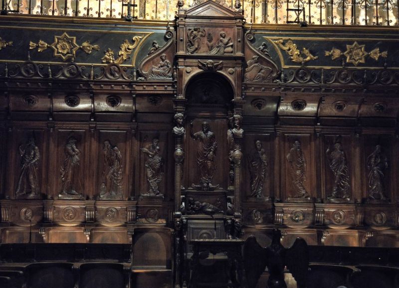 Archivo:El coro de la catedral de Almería está situado en el centro del templo, está labrado en nogal, siendo obra renacentista realizada por Juan de Orea entre 1558 y 1561.jpg