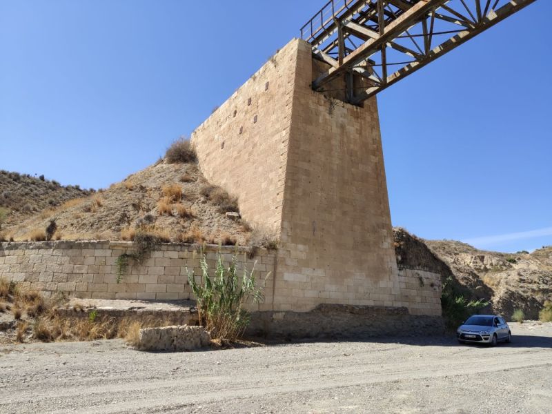 Archivo:Ferrocarril Guadix, Baza, Almanzora, Lorca. El cierre en 1984 fue un grave revés para la población. Gran puente de Huércal Overa, Almería, España. Obra del periodo de la Región de Granada..jpg