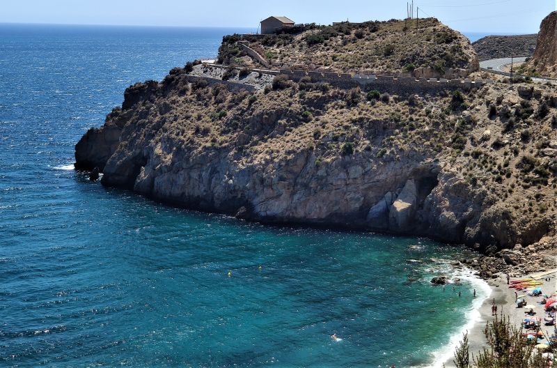 Archivo:Costa de esta zona de la Región Histórica de Granada en Gualchos, La Alpujarra, Granada. Acantilados y hermosas calas con pequeñas playas..jpg