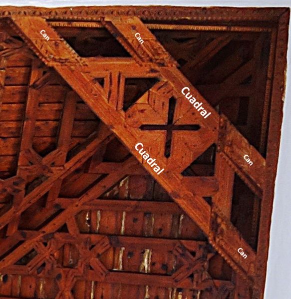 Archivo:Cuadrales pareados, son dos pequeñas tirantes situadas en un ángulo de la armadura, contrarrestan los empujes laterales de los pares. Mudéjar Granadino, obra del Reino de Granada III..jpg