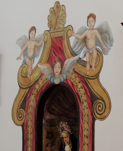 Archivo:Ermita de la Virgen de las Angustias, Vera, pinturas murales de la hornacina de la Virgen de los Dolores vestida de luto, Escuela Granadina..jpg