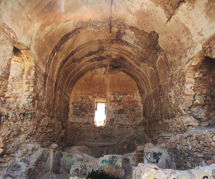 Archivo:Castillo de Castell de Ferro, interior de la torre del homenaje, Reino de Granada II o Nazarí. Vista desde la planta primera casi destruida por el rayo, encima la planta segunda con el suelo destruido y unidas ambas..jpg