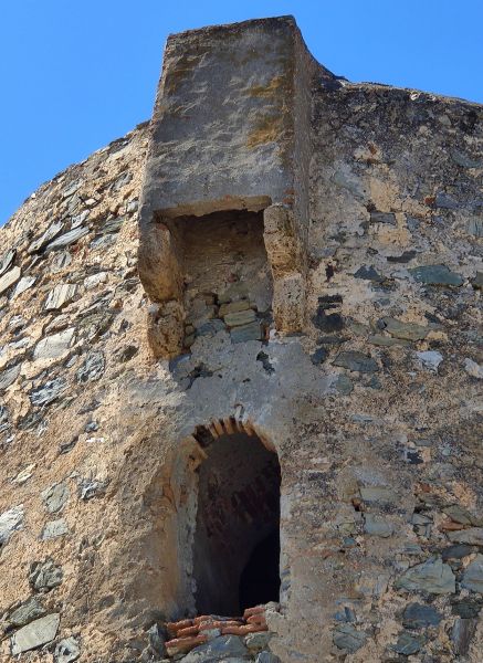 Archivo:Atalaya de Velilla, Reino de Granada III. Sobre la puerta se conservan unos matacanes que sostienen al buzón matafuegos reconstruido hace no mucho..jpg
