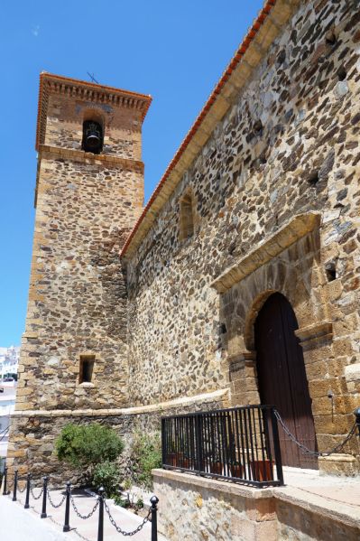 Archivo:Iglesia parroquial de Bayárcal, obra del Reino de Granada III, con la torre donde se refugiaron los cristianos en la sublevación morisca..jpg
