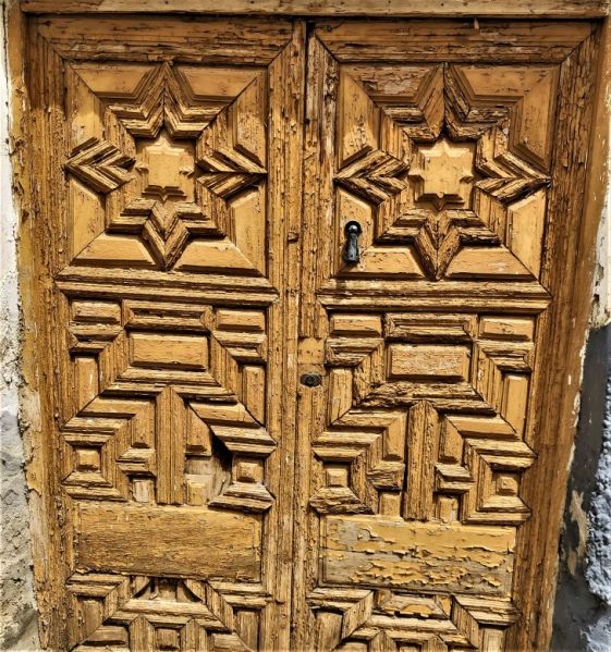 Archivo:Precioso y antiguo ejemplo de carpintería en el exterior de una vivienda, muy necesitado de restauración. Dólar, provincia de Granada, Región Histórica de Granada, España..jpg
