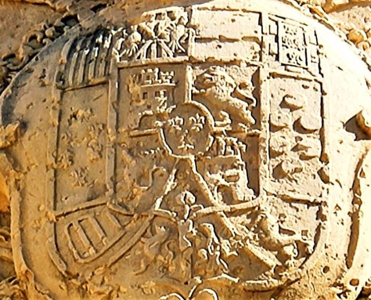 Archivo:Batería de S. Ramón, Garrucha, obra del Reino de Granada III. Escudo de la portada con el Escudo del Reino de Granada..jpg