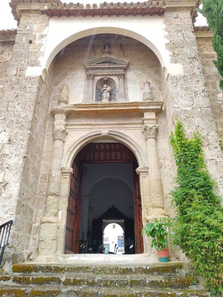 Archivo:Castril de la Peña, Granada, Región de Granada, España. Iglesia de la Virgen de los Ángeles, obra del Reino de Granada III o Cristiano. Puerta de la Lonja..jpg