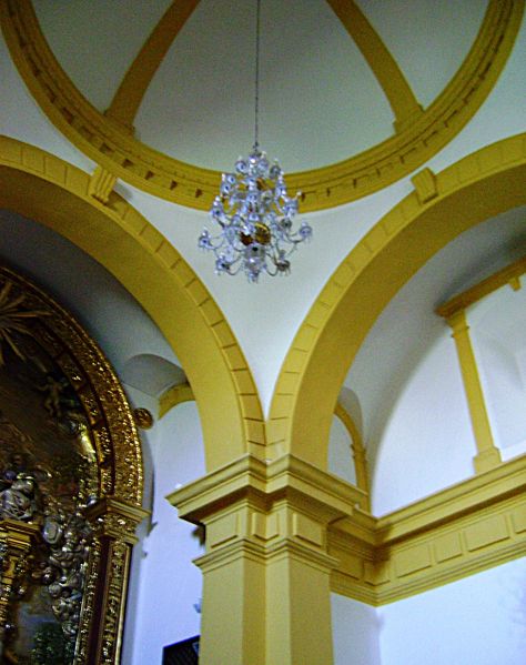 Archivo:Santuario de la Virgen de la Cabeza, antiguo castillo, Motril, Granada, Reino de Granada, España. Vista del crucero con sus pechinas y cúpula rebajada..jpg