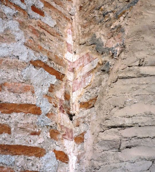 Archivo:En un ángulo de la entrada a la alcazaba se conserva este resto del enlucido con pintura al trampantojo imitando ladrillos perfectos. Puerta de la alcazaba, castillo de Salobreña, Reino de Granada II o Nazarí..jpg