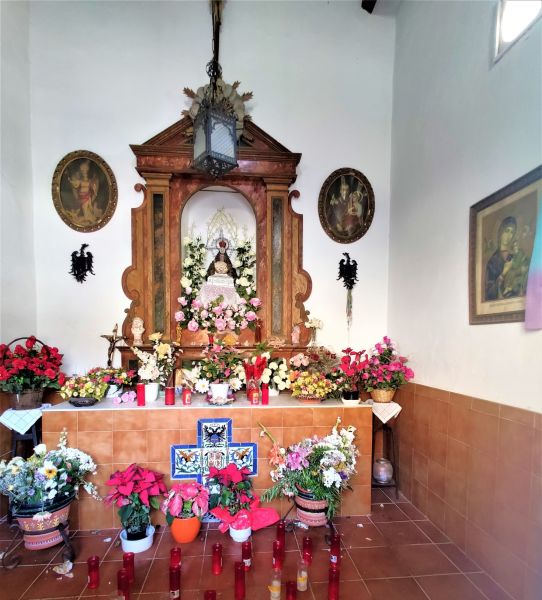 Archivo:Ermita de la Virgen de las Angustias, humilde, pues no tiene nada con valor material, pero sí tiene valor espiritual para los creyentes católicos. Los sentimientos e ideologías tenemos obligación de respetarlos..jpg