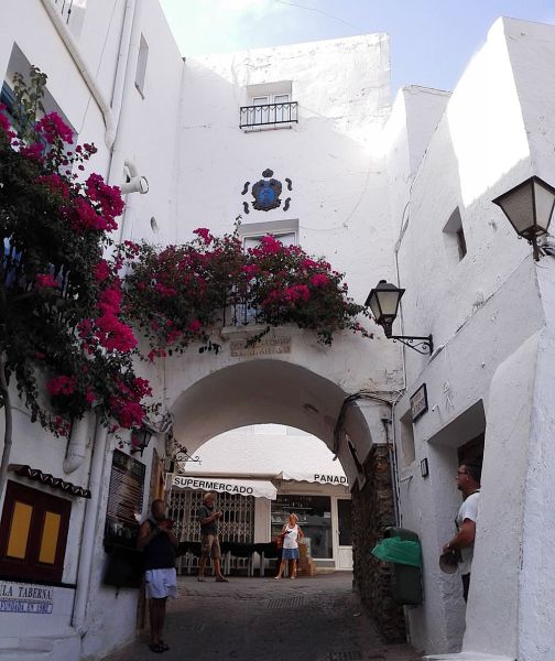 Archivo:Mojácar, Almería, Región Histórica de Granada, España. Obra del Reino de Granada III o Cristiano. Vista desde el exterior..jpg