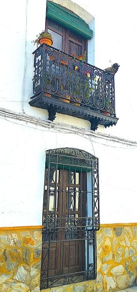 Archivo:Las puerta-ventanas de la planta baja siguen líneas parecidas a las almerienses. La rejería y barandas de los balcones son de gran calidad..jpg