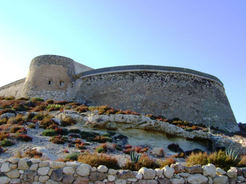 Archivo:Batería de San Ramón, Las Negras - Rodalquilar, Níjar, Almería, Región Histórica de Granada. Obra del Reino de Granada III. Vista de la batería semicircular propiamente dicha..jpg