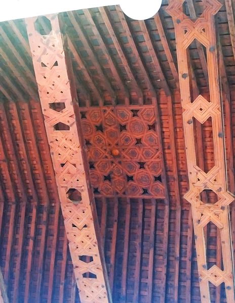 Archivo:Armadura de la nave central de la iglesia de la Anunciación en Huéneja, obra del Reino de Granada III en estilo Mudéjar Granadino..jpg
