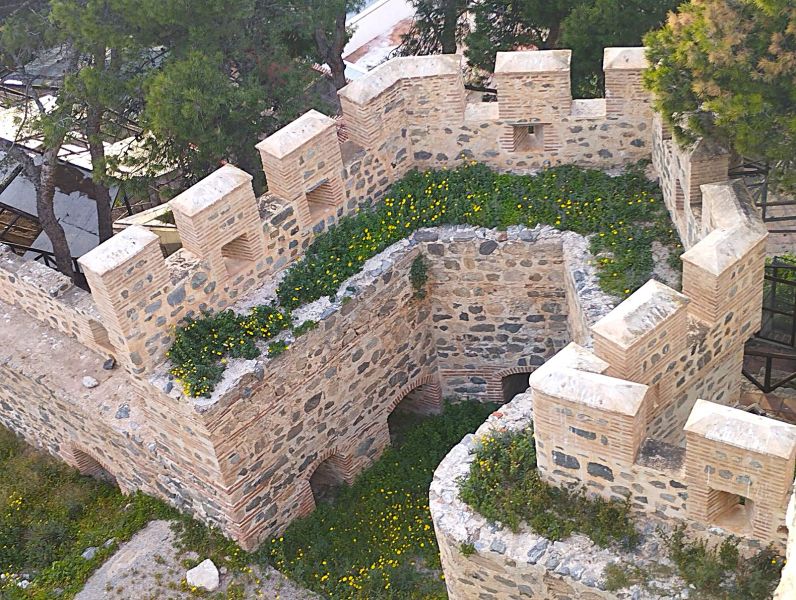 Archivo:Castillo de S. Miguel, Almuñécar, Región Histórica de Granada, España. Torre poligonal de la coracha, preparada para la artillería de su tiempo, construida durante el Reino de Granada III o Cristiano..jpg