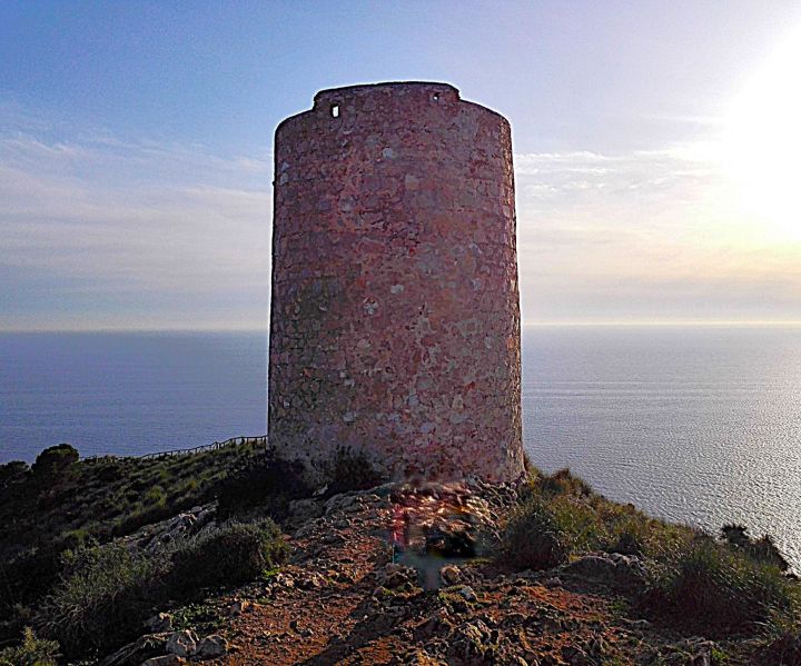 Archivo:Torre-atalaya de Cerro Gordo, La Herradura, Almuñécar, Región Histórica de Granada, España. La primera atalaya fue obra del Reino de Granada II y esta se levantó sobre su solar en el Reino de Granada III..jpg