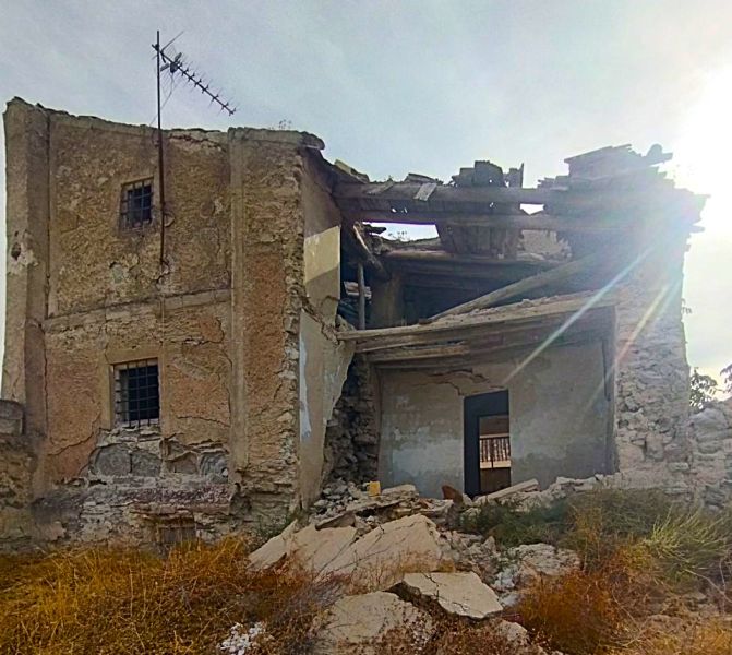 Archivo:Benamaurel, Granada, Región de Granada, España. La falta de infraestructuras y de inversiones hacen que por ciertos lugares de la localidad se vea el vaciado y la ruina..jpg
