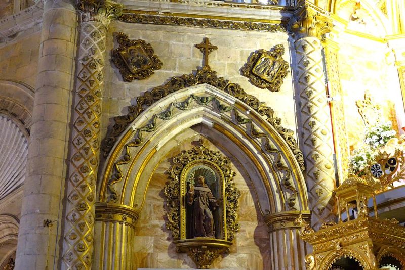 Archivo:Lateral del presbiterio del santuario de la Virgen del Mar, patrona de Almería. Obra del Reino de Granada III..jpg