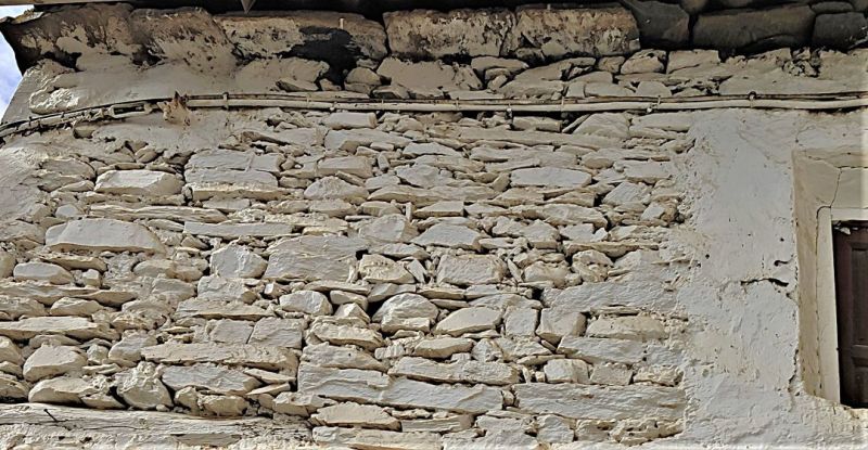Archivo:Muro de Mampostería, que en sus orígenes lo tradicional era no pintarlo y alero de la cubierta elaborado lajas de pizarra. Dólar, provincia de Granada, Región Histórica de Granada, España..jpg