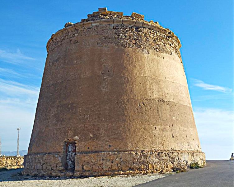 Archivo:Batería de Mesa Roldán, obra defensiva costera del Reino de Granada III o cristiano, s. XVIII, las provincias aún no se habían creado. Vista de la cara semicircular que mira al mar Mediterráneo..jpg