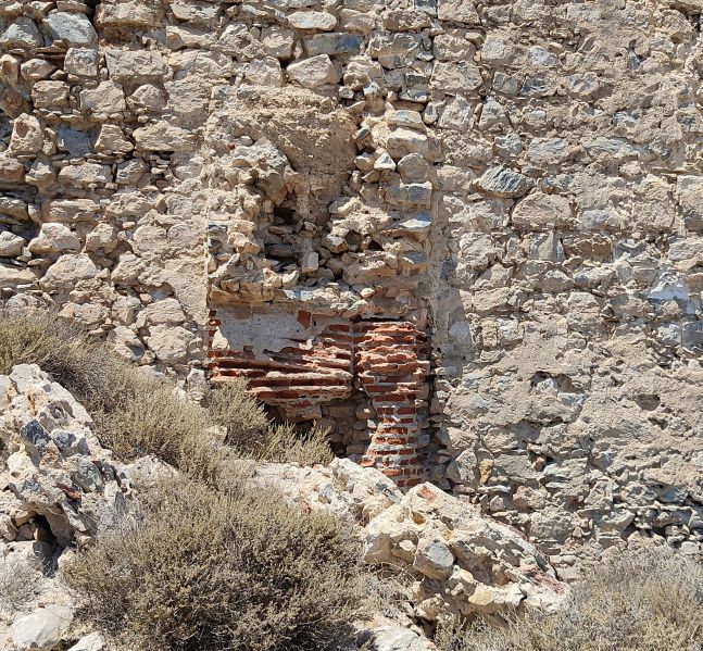 Archivo:Castillo de Castell de Ferro, recinto central, Reino de Granada III o Cristiano. Al fondo se ven los restos de una de las jambas de la puerta de acceso, entre la torre del homenaje y el recinto central..jpg