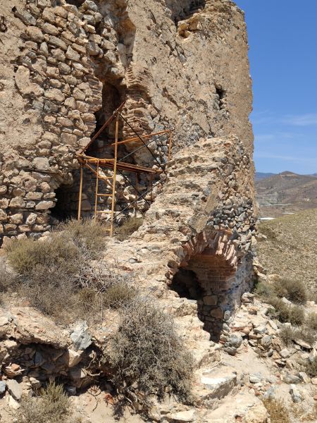 Archivo:Castillo de Castell de Ferro, escalera de acceso desde el recinto central hasta el puente levadizo de la torre del homenaje, situada al norte del recinto central, Reino de Granada III o Cristiano. .jpg