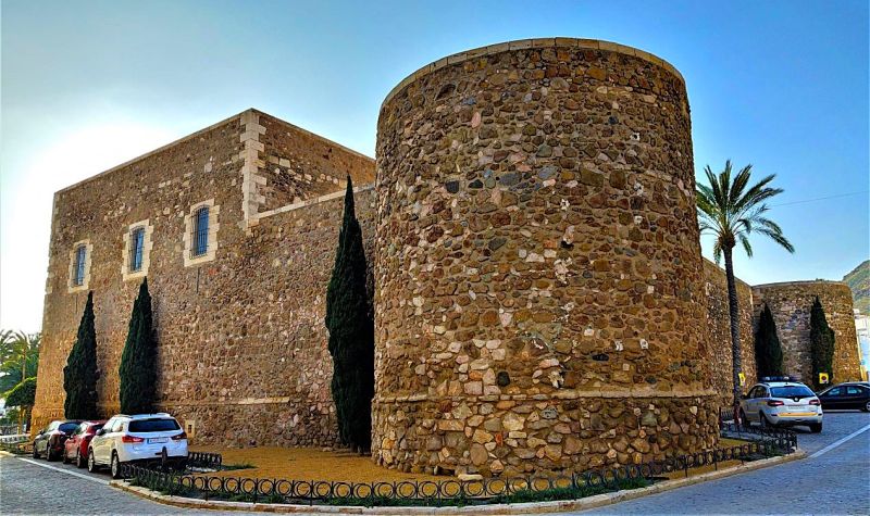 Archivo:Castillo de Carboneras, Almería, Región Histórica de Granada, España. Obra de inicios del Reino de Granada III o Cristiano, s. XVI. Hoy dentro de la localidad que surgió bajo su protección..jpg