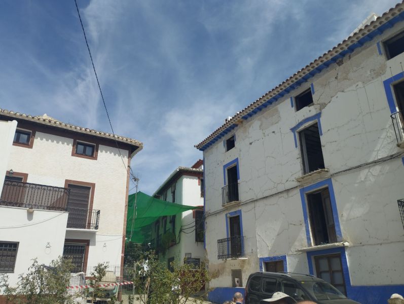 Archivo:Castril de la Peña, Granada, Región de Granada, España. Viviendas tradicionales con influencia murciana y levantina..jpg