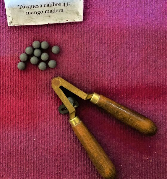 Archivo:Turquesa usada por los soldados del Reino de Granada III para fabricar sus propias balas del calibre adecuado para su arma..jpg