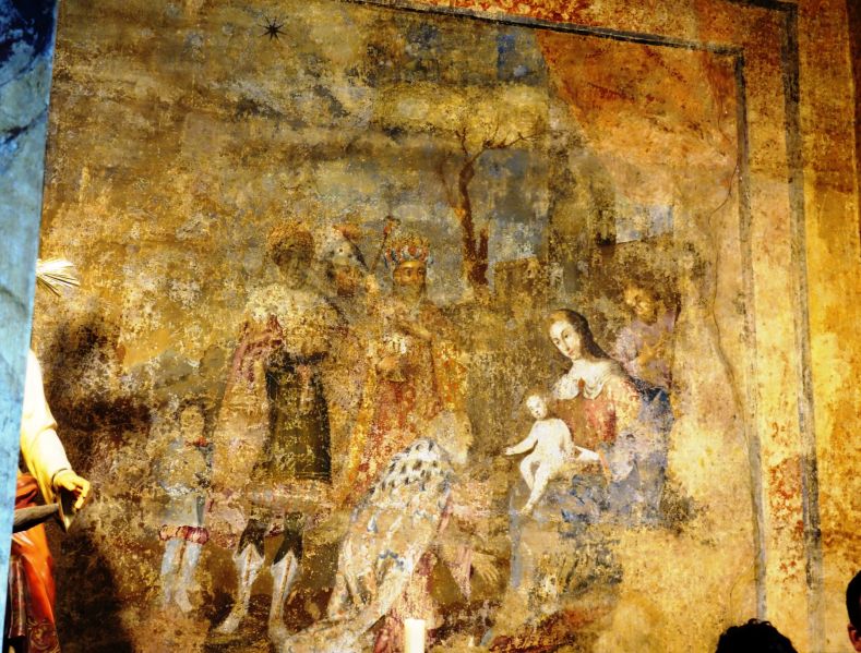 Archivo:Iglesia-fortaleza de la Encarnación, Almuñécar, Granada, Región Histórica de Granada, España. Una de las capillas laterales decorada con pinturas murales sobre la Adoración de los Magos..jpg