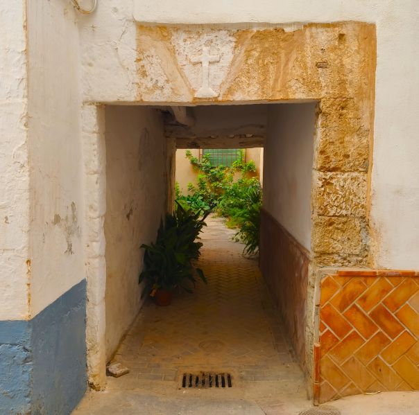 Archivo:Pinos del Valle, Región de Granada, España. Portada con dintel adovelado fabricada con sillares de piedra..jpg
