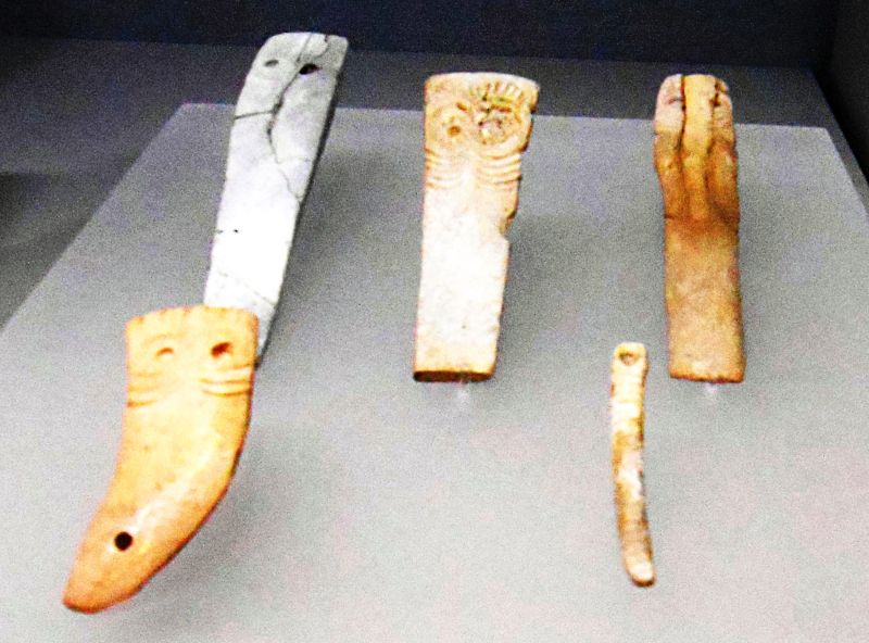 Archivo:Los Millares, Santa Fe de Mondújar, Almería, Región Histórica de Granada. Idolillos con grandes ojos elaborados con hueso y marfil..jpg