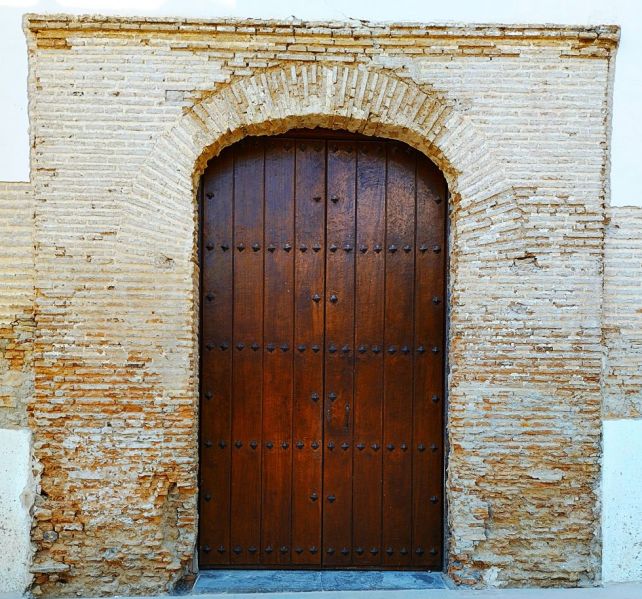 Archivo:Portada de estilo Mudéjar Granadino en proceso de restauración, Villa de los Ogíjares, obra del Reino de Granada III..jpg