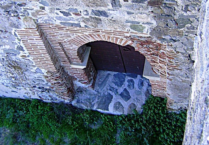 Archivo:Castillo de S. Miguel, Almuñécar, Región Histórica de Granada, España. Puerta de acceso desde la coracha al interior del recinto central de la fortaleza..jpg