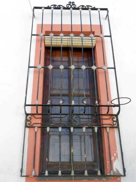 Archivo:Ferreira, Región de Granada Histórica, balcón y reja tradicionales con sus elementos unidos por emplomados (en este caso pintados en plateado) o con remaches..jpg