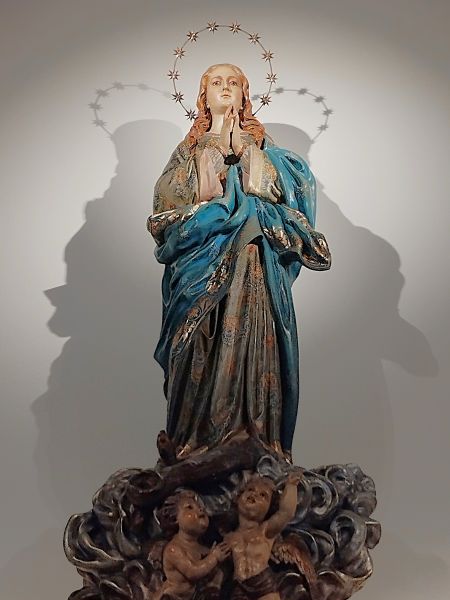 Archivo:Inmaculada Concepción, obra de la Escuela Granadina inspirada en la magistral Inmaculada de Alonso Cano, el Miguel Ángel granadino o español, con las manos unidas y la piel pálida..jpg