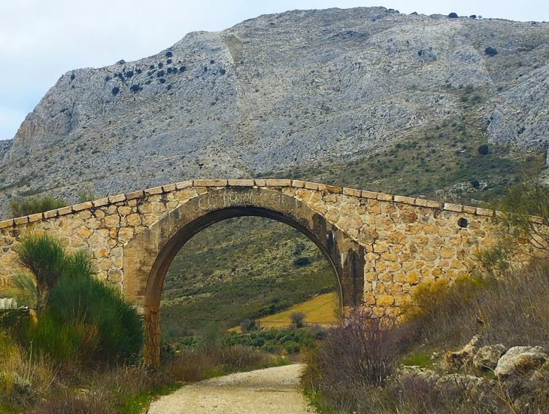 Archivo:Uno de los puentes que cruzaban sobre la vía del tren Sol y Nieve, Periana, provincia de Málaga, España. Obra realizada durante el periodo de la Región de Granada..jpg