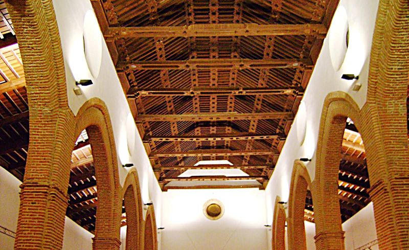 Archivo:Armaduras de un templo católico, la central es de par y nudillo, las laterales son de colgadizo. Estilo Mudéjar Granadino. Realizadas a inicios del Reino de Granada III, siglo XVI..jpg