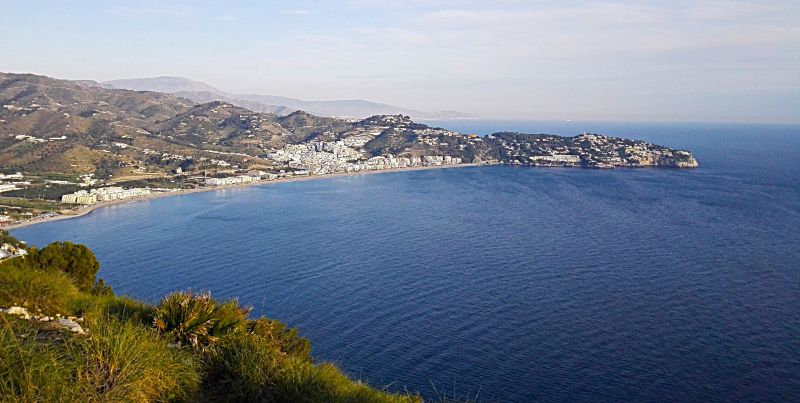 Archivo:Vista de la costa en la zona oriental de la atalaya, Reino de Granada, hoy provincia de Granada. Las provincias no se crearon hasta 1833. A lo lejos se ve La Herradura, la Atalaya de La Punta de la Mona....jpg